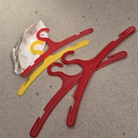 tre-roede-en-gul-dukketøj-bøjer-plastikbøjler-gammelt-legetøj